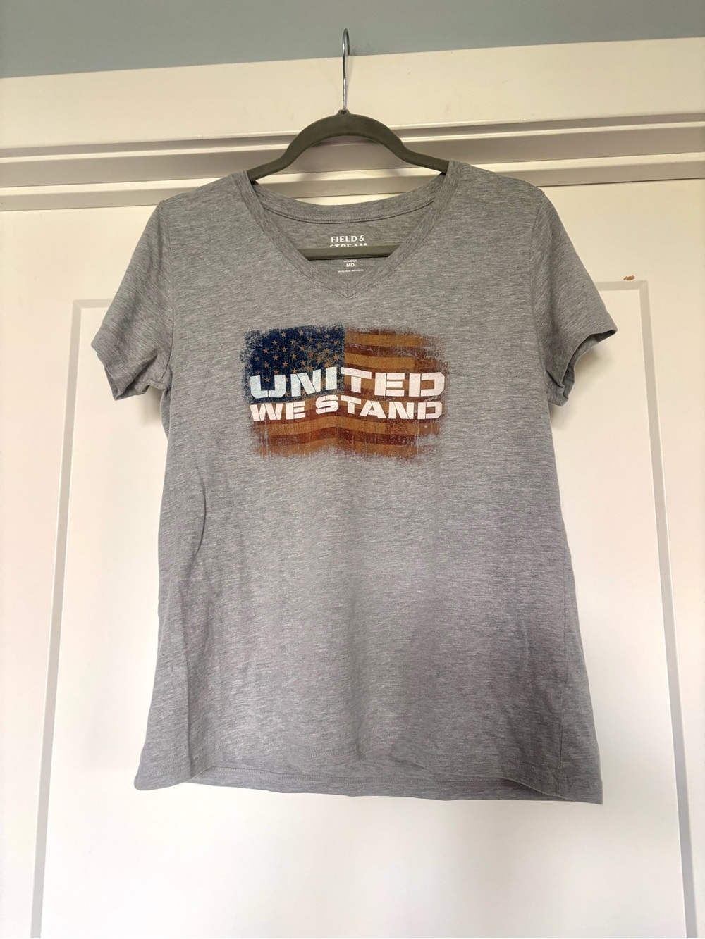 Field & Stream Gray “United We Stand” American Flag Graphic V-Neck T-Shirt- Sz M